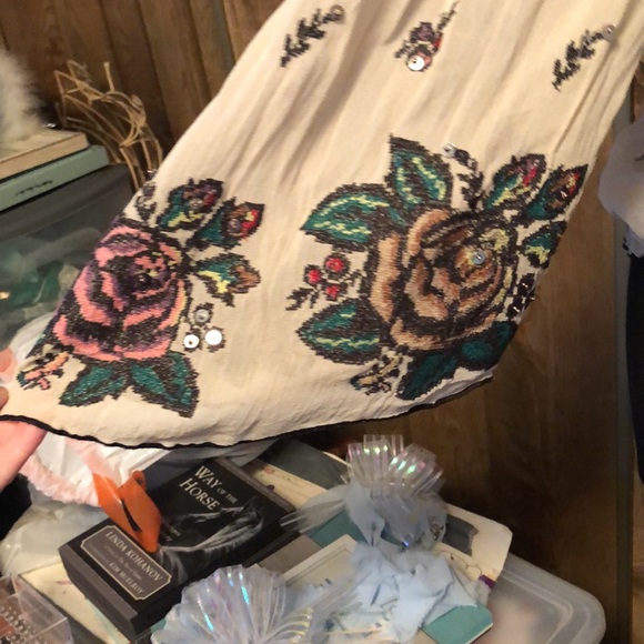 Beautiful FREE PEOPLE Women’s Blouse with Tassels & Sequins - Picture 5 of 17